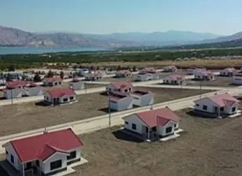 Göl manzaralı yerleşke