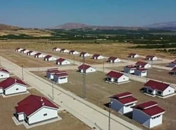 Yol ve aydınlatmasıyla yerleşke